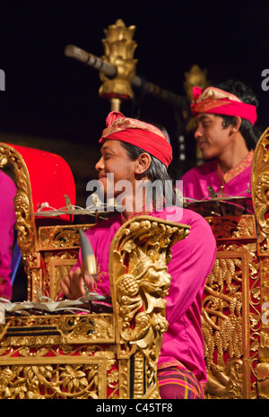 Il Cenik Wayah GAMELAN INSTUMENTAL è eseguita a PURA TAMAN SARASWATI - Ubud, Bali, Indonesia Foto Stock