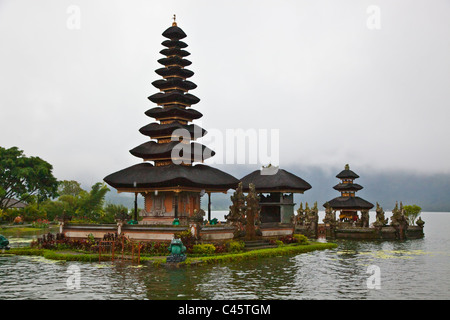 PURU Ulun Danu BRATAN è un secolo XVII Indù e Buddista tempio complesso sul DANAU BRATAN LAGO - Bali, Indonesia Foto Stock