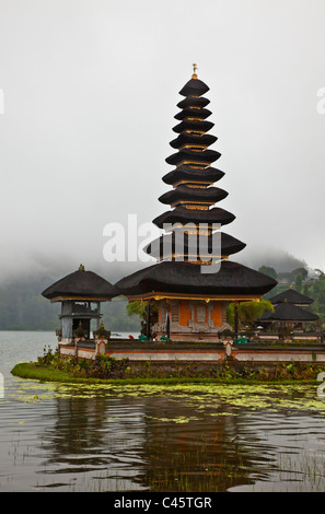 PURU Ulun Danu BRATAN è un secolo XVII Indù e Buddista tempio complesso sul DANAU BRATAN LAGO - Bali, Indonesia Foto Stock