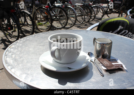 Tazza di caffè in una giornata di sole, Copenhagen, Danimarca Foto Stock