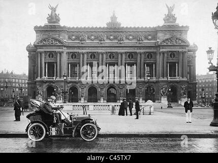 Un auto di fronte al Teatro dell'Opera Garnier di Parigi, 1908 Foto Stock