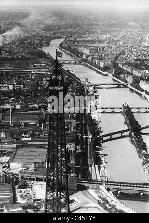 La Torre Eiffel con Imperial Bandiera di Guerra, 1941 Foto Stock