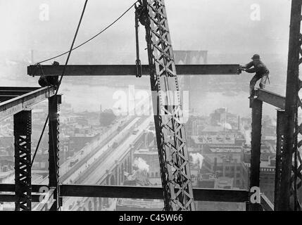 Gli operai di cantiere durante la costruzione di un grattacielo Foto Stock