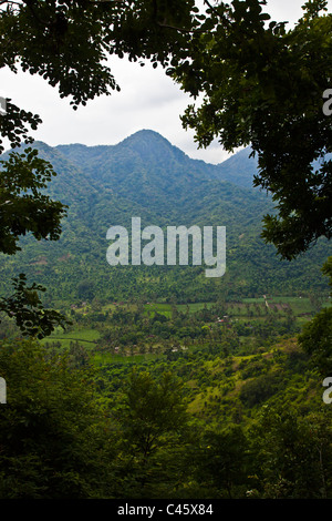 Vista da un tempio indù situato su di una collina al di sopra di una agricoltura valle vicino a PEMUTERAN - Bali, Indonesia Foto Stock