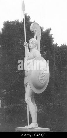 Statua dell'eroe greco Achille nel giardino della casa di campagna "Achilleion' su Corfù, 1909 Foto Stock