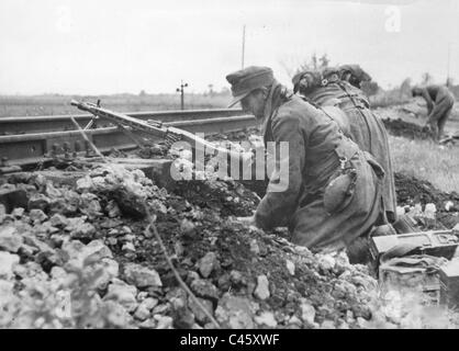 La fanteria tedesca la costruzione di una posizione in Ungheria, 1944 Foto Stock