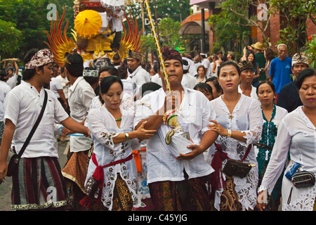 Un stile indù cremazione processione dove il corpo morto viene trasportato in una pagoda - Ubud, Bali, Indonesia Foto Stock