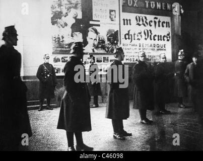 Sommosse alla premiere del film 'Tutto tranquillo sul fronte occidentale', 1930 Foto Stock