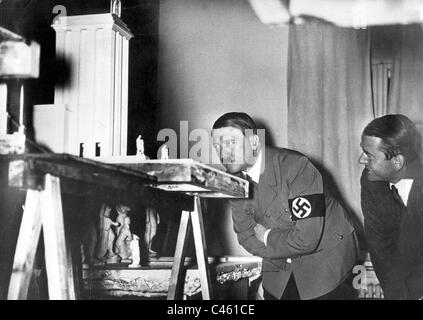 Adolf Hitler con Albert Speer nella parte anteriore del modello del Padiglione Tedesco, 1937 Foto Stock