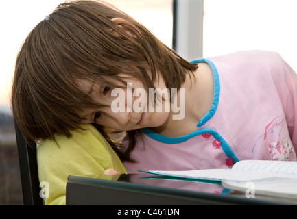 Esaurimento della bambina a compiti Foto Stock