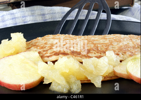 Crèpes con fette di mela e salsa di Apple Foto Stock
