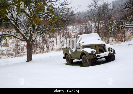 Vecchia auto in inverno - Slovacchia paese Foto Stock