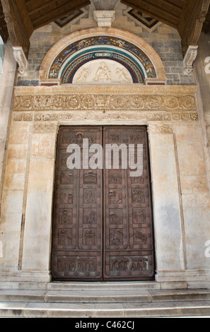 Pisa - porta del Duomo di Santa Maria Assunta Foto Stock