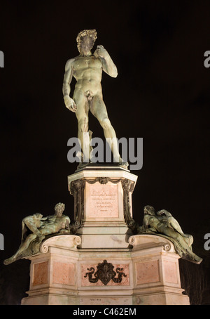 Firenze - La statua di Davide di Michelangelo - Piazza Michelangelo - notte Foto Stock