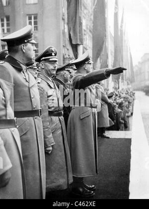 Hans Frank, Heinrich Himmler, Kurt Daluege prendere una parata, 1940 Foto Stock