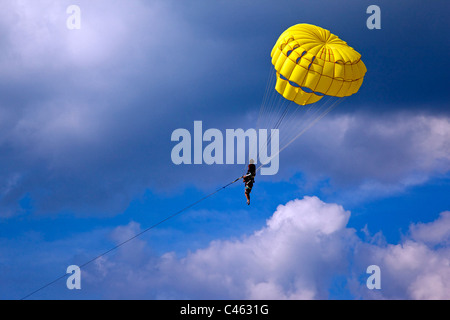 Il parasailing, Patong Beach, Phuket Thailandia Foto Stock