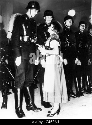 SS del Bodyguard reggimento "Adolf Hitler' ammirato da una ragazza austriaca Foto Stock