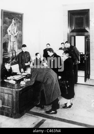 Le protezioni della SS del Bodyguard reggimento "Adolf Hitler' con i visitatori nella nuova Cancelleria del Reich, 1939 Foto Stock