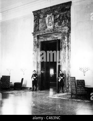 Le protezioni della SS del Bodyguard reggimento "Adolf Hitler' davanti a Hitler's office Foto Stock