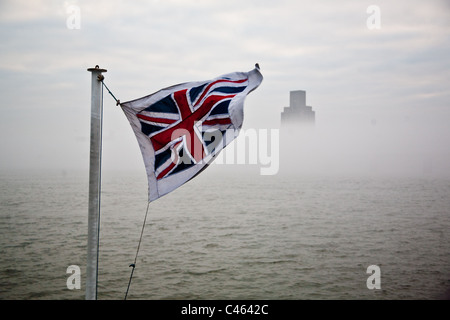Una unione Jack battenti sul retro di un Traghetto Mersey nella nebbia durante il periodo invernale Foto Stock