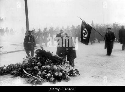 Carl Eduard von Saxe-Coburg e Gotha stabilisce un wreathe a Parigi Foto Stock