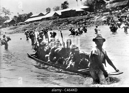 I soldati giapponesi che attraversa un fiume, 1942 Foto Stock