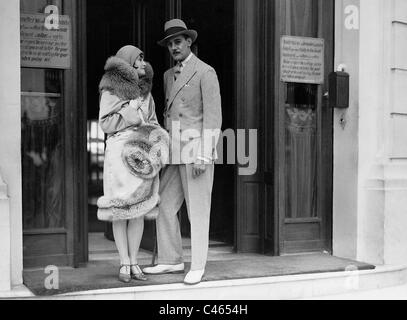 Lilian Harvey e Warwick Ward 'il suo scheletro nell'armadio ', 1929 Foto Stock