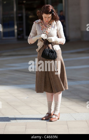 La Tweed Run, Londra, UK, 11 Aprile 2011: i partecipanti si riuniranno in Paternoster square Foto di Mike Goldwater Foto Stock