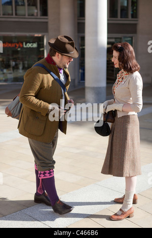 La Tweed Run, Londra, UK, 11 Aprile 2011: i partecipanti si riuniranno in Paternoster square Foto Stock