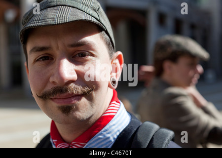 La Tweed Run, Londra, UK, 11 Aprile 2011: i partecipanti si riuniranno in Paternoster square Foto di Mike Goldwater Foto Stock