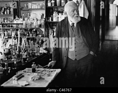Wilhelm Ostwald nel suo laboratorio, 1931 Foto Stock