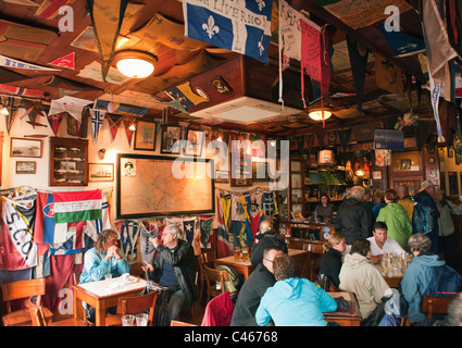 Interno, Peter's Cafe Sport, Horta, Faial, Azzorre : leggendario trans-atlantico marinai Watering Hole Foto Stock