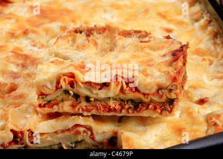 Dettaglio di gustose lasagne in una teglia da forno Foto Stock