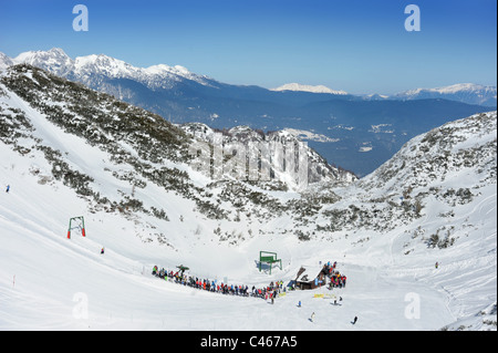 Gli sciatori in coda per una seggiovia a Vogel centro sci di fondo sulla base del Kratki plaz e piste Konta nella nazionale del Triglav Par Foto Stock