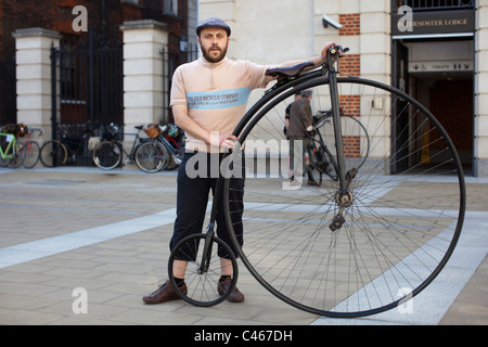 La Tweed Run, Londra, UK, 11 Aprile 2011: i partecipanti si riuniranno in Paternoster square Foto di Mike Goldwater Foto Stock