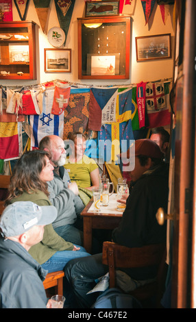 Interno, Peter's Cafe Sport, Horta, Faial, Azzorre : leggendario trans-atlantico marinai Watering Hole Foto Stock