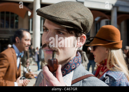 La Tweed Run, Londra, UK, 11 Aprile 2011: i partecipanti si riuniranno in Paternoster square Foto di Mike Goldwater Foto Stock