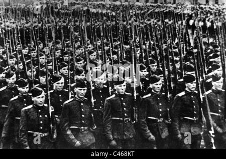 Rosso soldati dell esercito in parata durante la Seconda Guerra Mondiale (b/w photo) Foto Stock