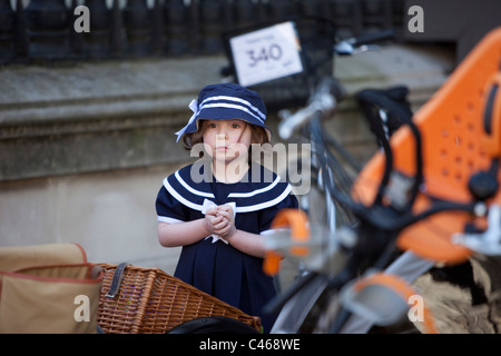 La Tweed Run, Londra, UK, 11 Aprile 2011: i partecipanti si riuniranno in Paternoster square Foto di Mike Goldwater Foto Stock