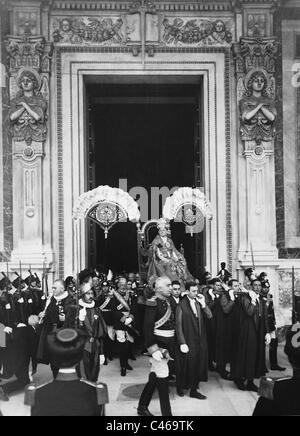 Papa Pio XI nel suo trono portatile, 1933 Foto Stock
