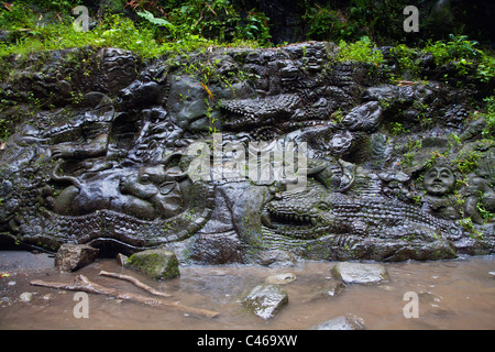 Artigiani hanno scolpito la storia del Ramayana in pietra lungo le rive del fiume Ayung - Ubud, Bali, Indonesia Foto Stock