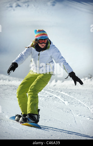 Uno snowboarder a Vogel centro sci di fondo nel Parco Nazionale del Triglav di Slovenia Foto Stock