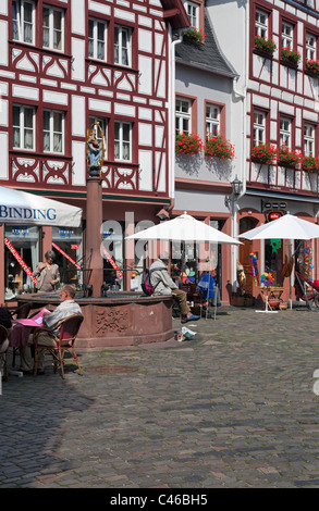 Una piccola piazza nelle strette strade di Magonza's Altstadt (Città Vecchia). Foto Stock