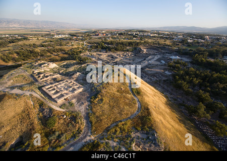 Fotografia aerea delle rovine della città romana di Beit Shean nella valle del Giordano Foto Stock