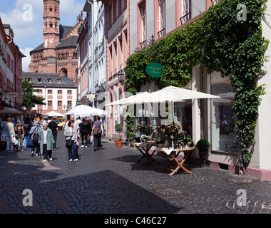 Una piccola piazza nelle strette strade di Magonza's Altstadt (Città Vecchia). Foto Stock