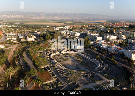 Fotografia aerea delle rovine della città romana di Beit Shean nella valle del Giordano Foto Stock