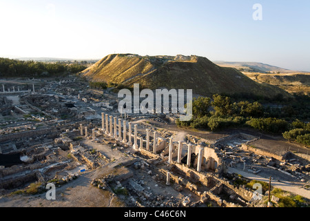 Fotografia aerea delle rovine della città romana di Beit Shean nella valle del Giordano Foto Stock