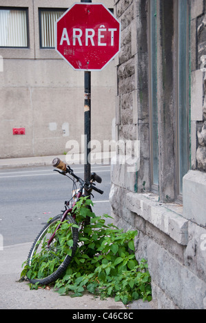 Il segnale di arresto in Francese Montreal Foto Stock