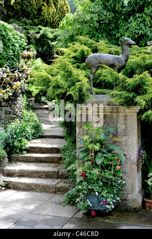 Iford Manor & Gardens, Bradford-on-Avon, Wiltshire. Premiato di grado I giardino all'italiana. Foto Stock