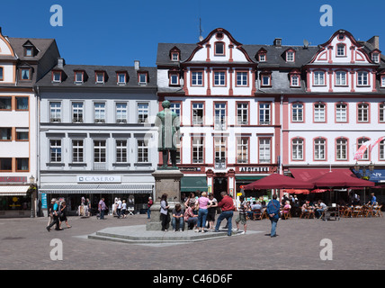 Jesuitenplatz (Piazza dei Gesuiti) nell'Altstadt di Coblenza, una delle più popolari destinazioni turistiche della Germania. Foto Stock